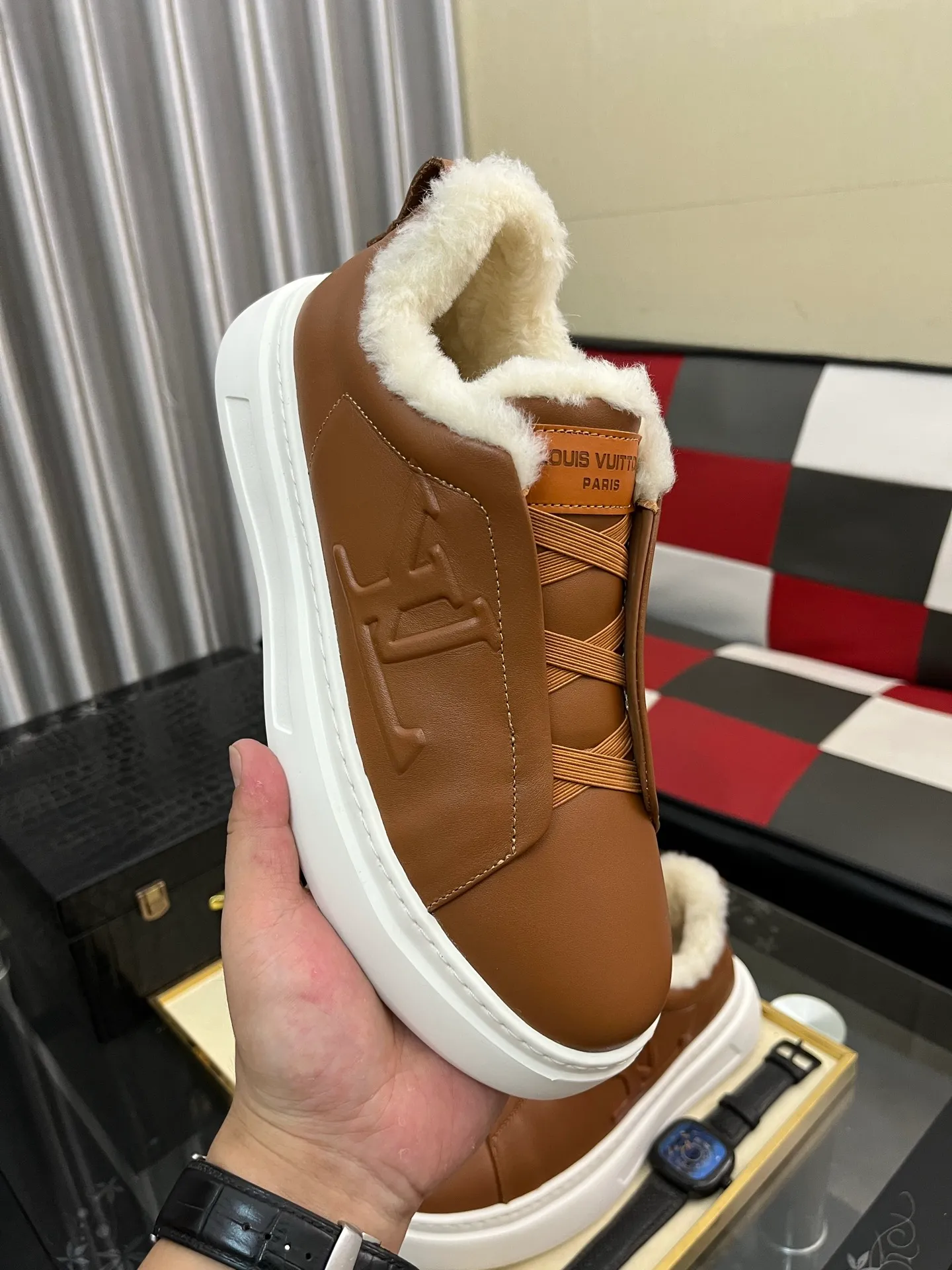 Men's shoes 💰480⌚️⌚️《Louis Vuitton/LV Louis Vuitton》casual shoes are a must-have for trendy men😍😍 Original brand imported from Italy, imported original leather, cow lining (refuse to discolor and grind feet) sole: original sole provided by the original factory, French lazy style design ⚠️fitting on the feet. Original quality super comfortable original sole. Code number: 38-442️⃣Colors available